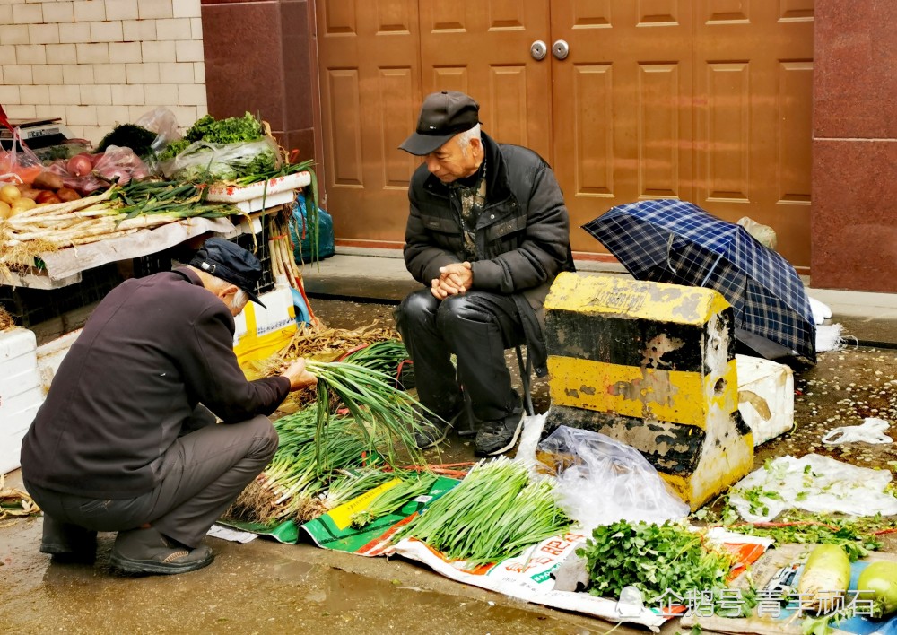 寒風中的小菜攤