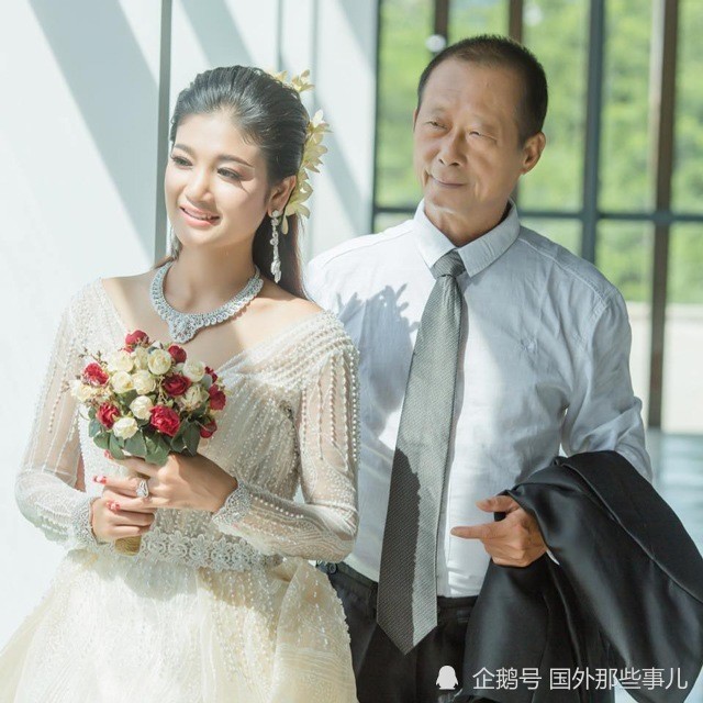 70岁中国大爷娶30岁外国美女,在一起8年仍非常恩爱,网上晒照却被骂惨