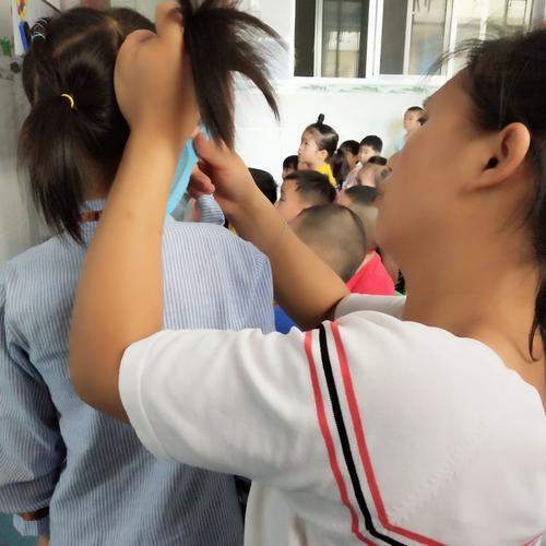 幼儿园老师给女儿扎头发宝妈看到后很心疼老师那你剪短发