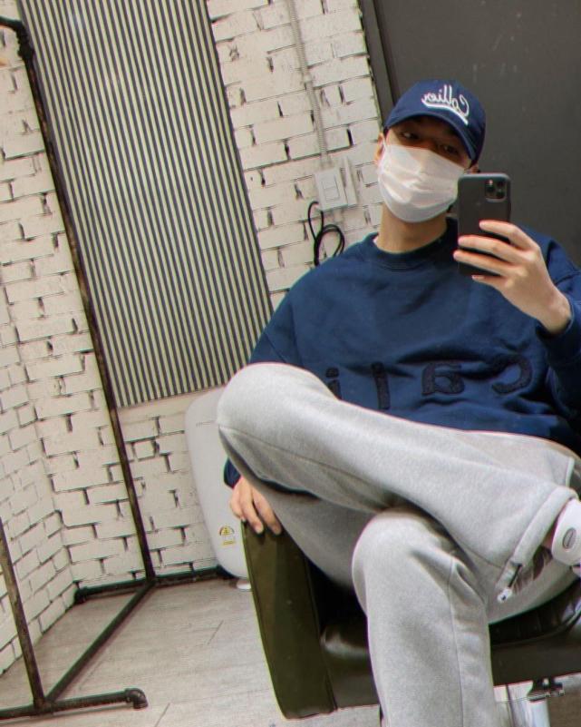 33岁李敏镐翘二郎腿自拍满屏的腿太平洋肩看了想抱穿3年前旧衣超勤俭