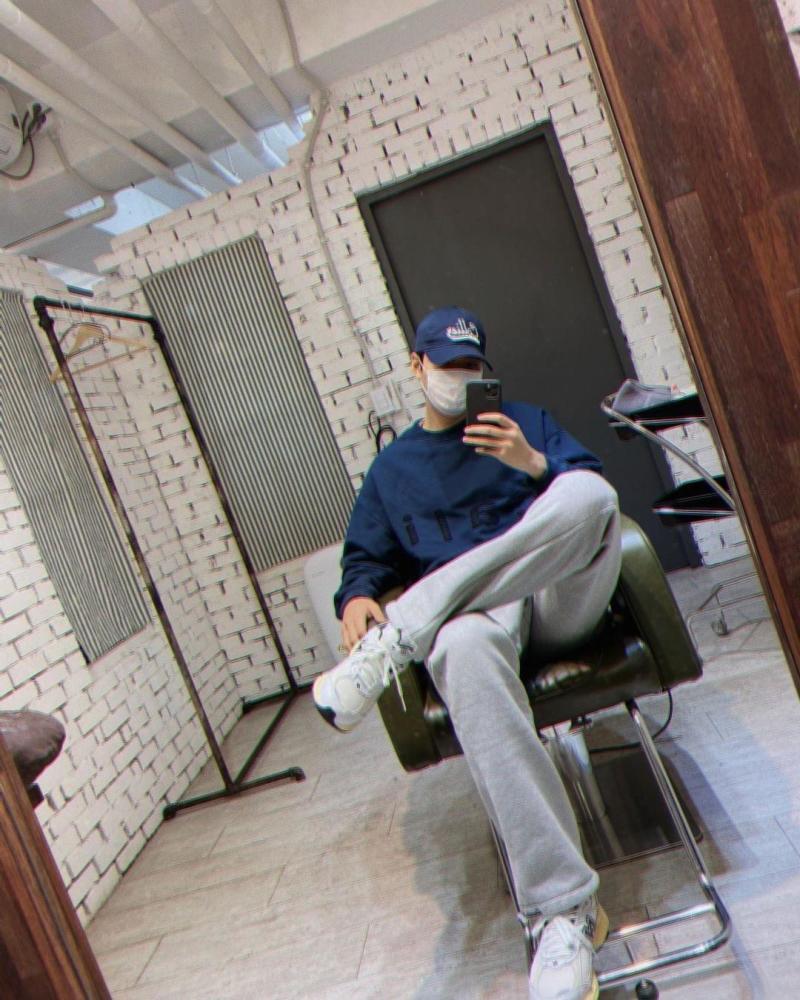 33岁李敏镐翘二郎腿自拍满屏的腿,太平洋肩看了想抱,穿3年前旧衣超