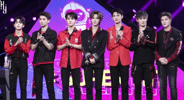 sky团综路透曝光,集体穿"露背装",生图颜值依旧在线