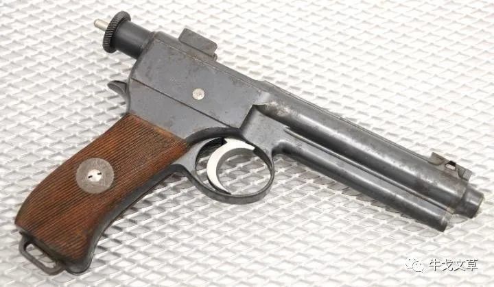 先来看一看m1907半自动手枪:m1912-p16冲锋手枪是在m1912半自动手枪的