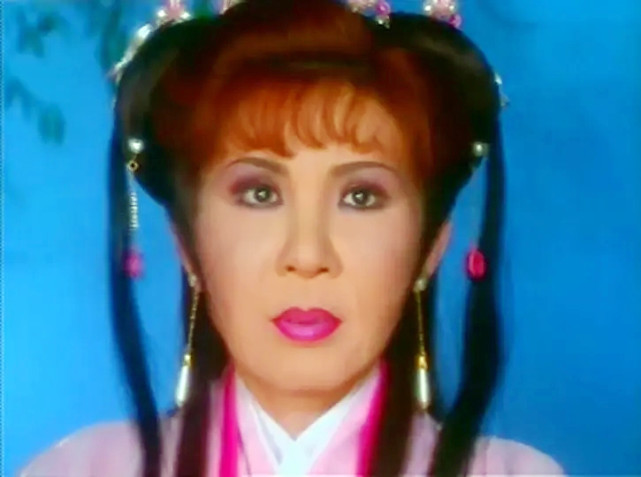 64岁西门大妈杨钧钧晒近照皮肤紧致不显老已不介意被骂丑