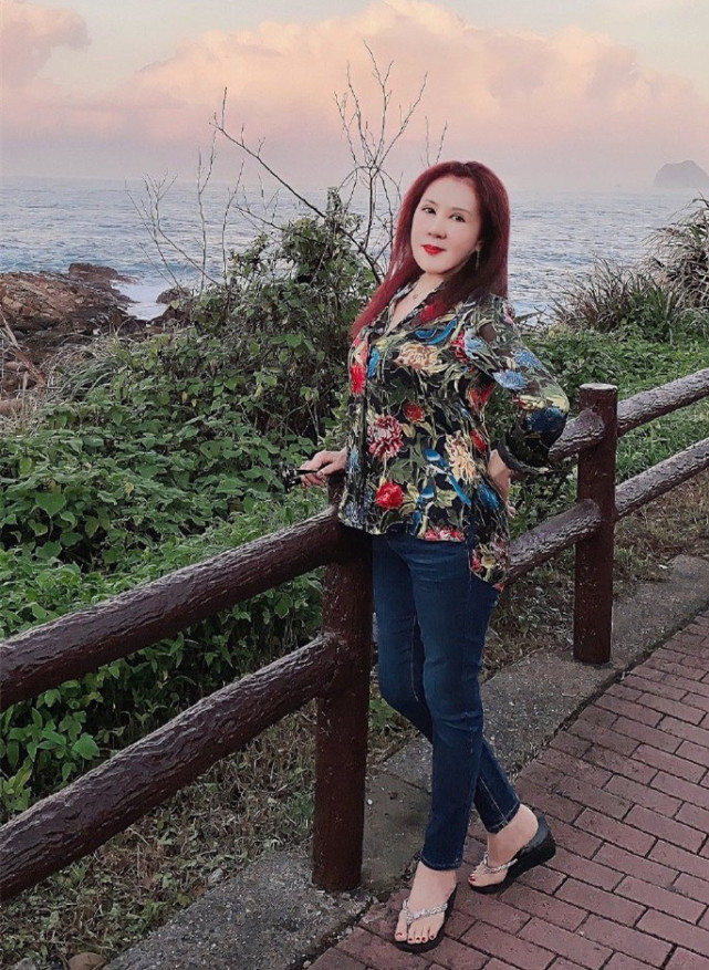 64岁西门大妈杨钧钧晒近照皮肤紧致不显老已不介意被骂丑