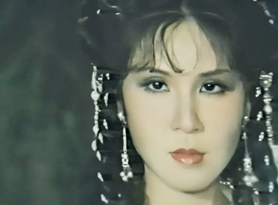 1998年,年过四十的杨钧钧,自编自导自演了54集电视连续剧《西门无恨》