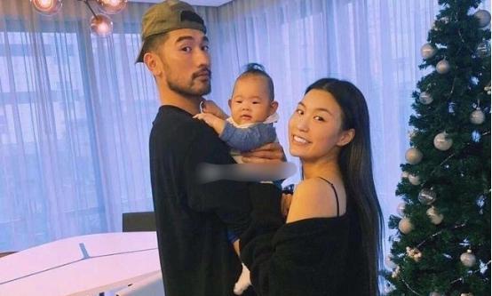  . 音乐人为高以翔扫墓突然倒地猝死