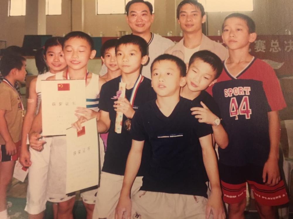 邹凯(右一黑衣)小时候和偶像李小双合影