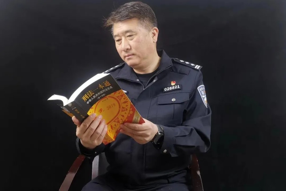 他从警31年与案件打交道26年他坚持秉公执法用法治精神捍卫公平正义他