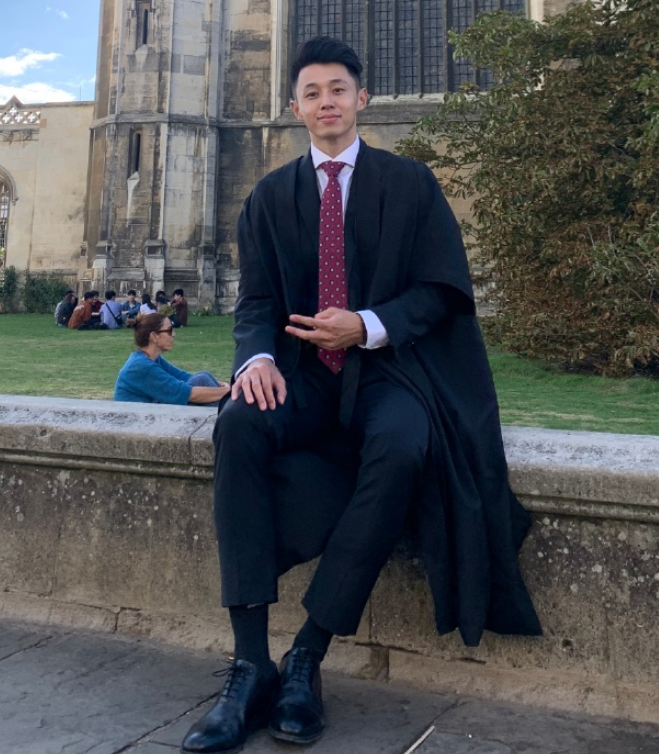 首先剑桥大学毕业的他就称得上是一位学霸,而对于陈一鸣来说还称得上