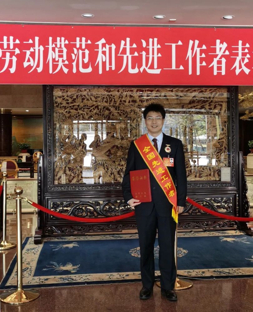 重磅喜讯深圳信息职业技术学院王新中教授荣获全国先进工作者称号