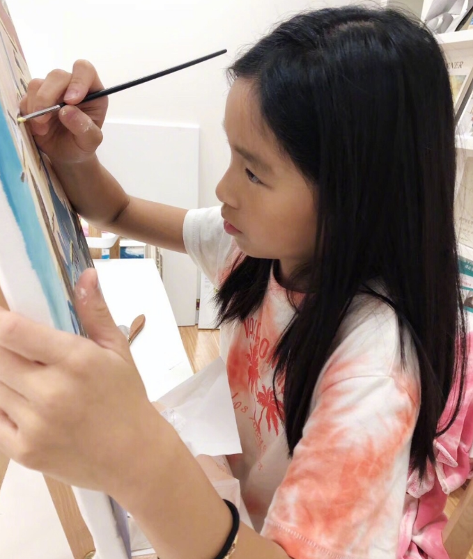 张庭女儿走红网络,高颜值被夸国际范,这样的美谁能欣赏