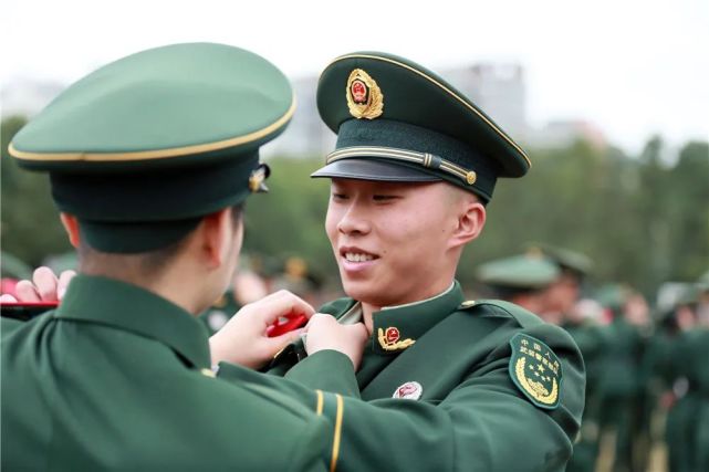 请入列武警绵阳支队400余名新兵正式授衔