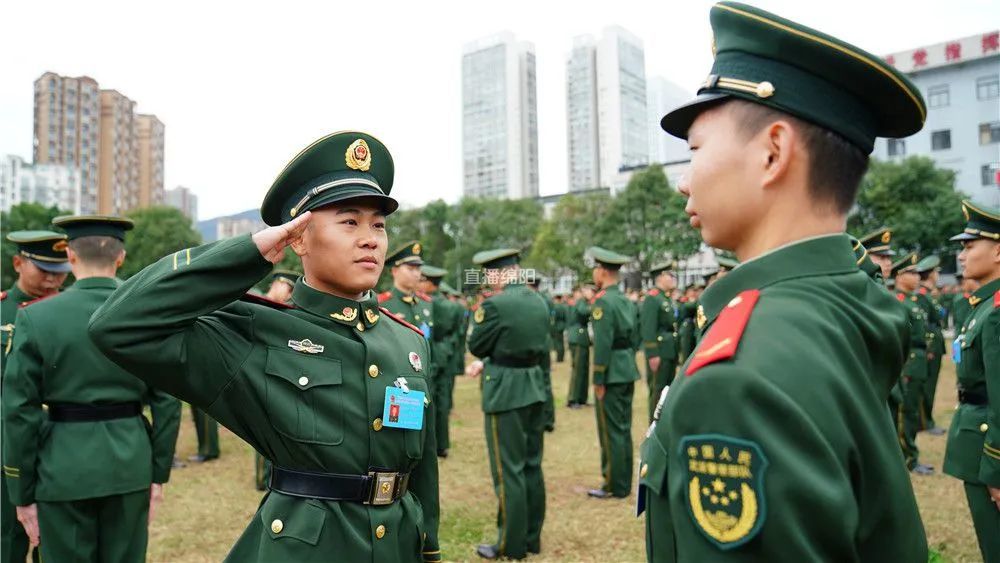 武警绵阳支队400余名新兵正式授衔_腾讯新闻