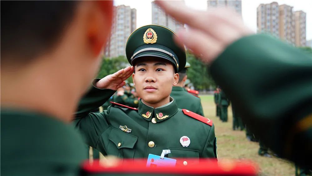 武警绵阳支队400余名新兵正式授衔_腾讯新闻