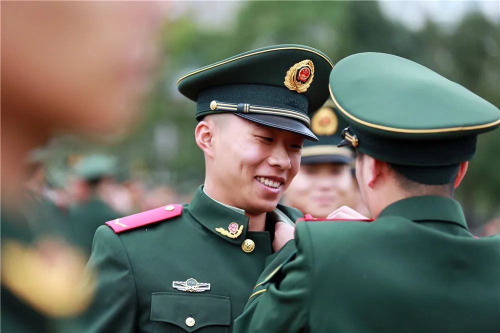 武警绵阳支队400余名新兵正式授衔_腾讯新闻