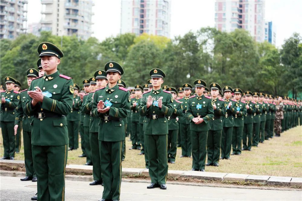 武警绵阳支队400余名新兵正式授衔_腾讯新闻