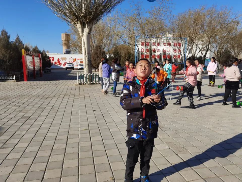 金塔县航天小学:小小空竹新花样 指间翻转乐无穷_腾讯新闻