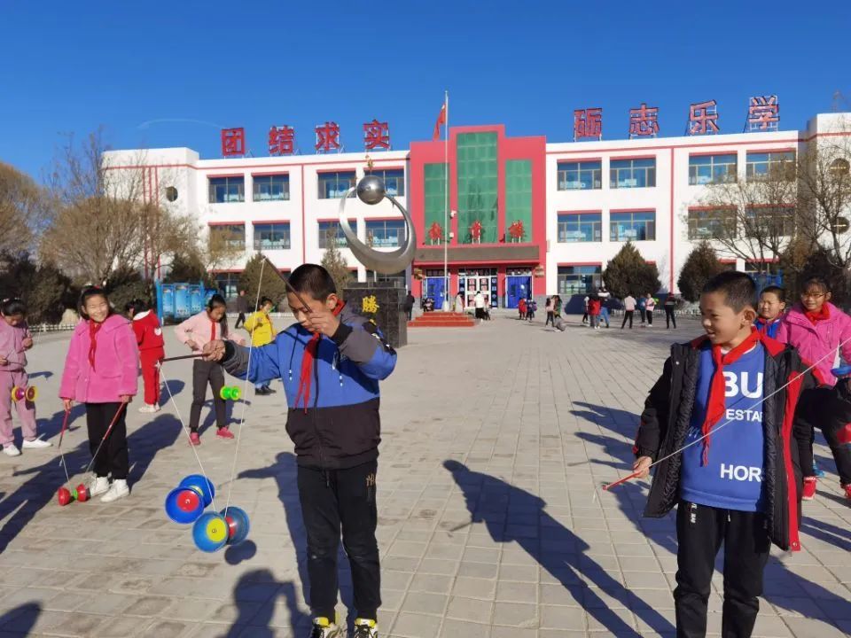 金塔县航天小学:小小空竹新花样 指间翻转乐无穷_腾讯新闻