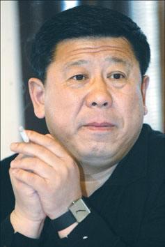 悬崖高彬罕露面满头白发吃苍蝇馆子曾花六百万买车牌