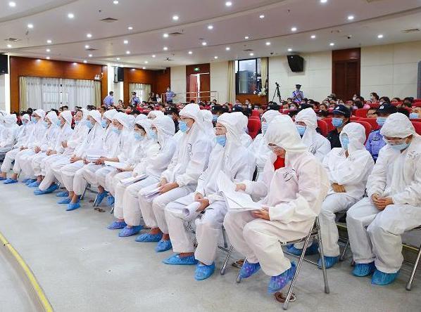 刘庆鸯和邢增华利用家族势力,纠集了一批人在三亚崖城地区开设赌场