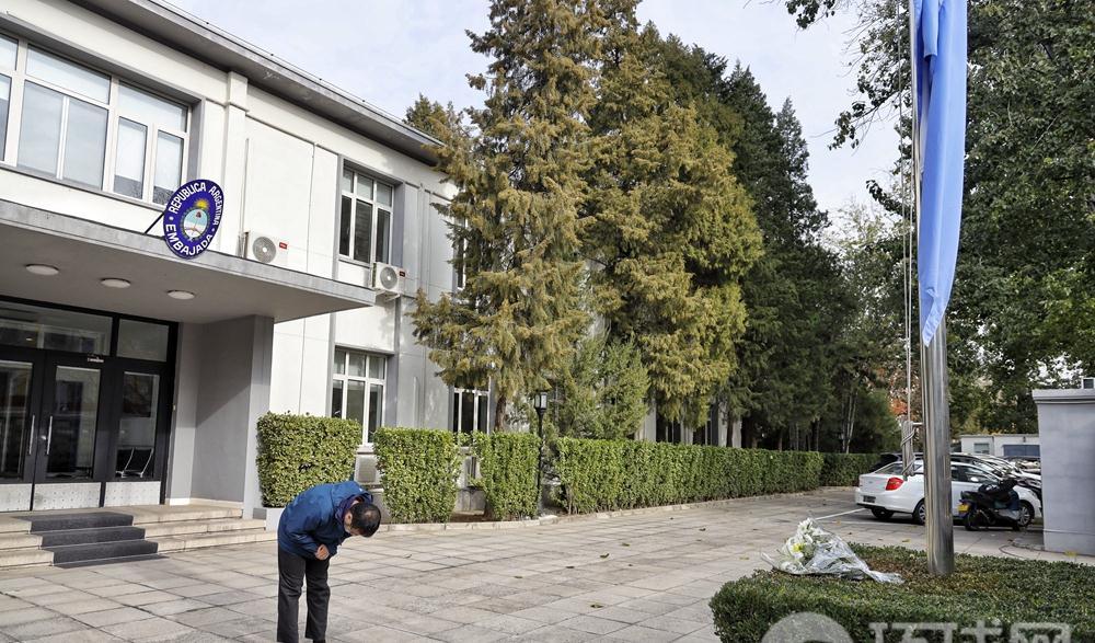 别了,迭戈……中国球迷到阿根廷驻华大使馆敬献哀思_腾讯新闻