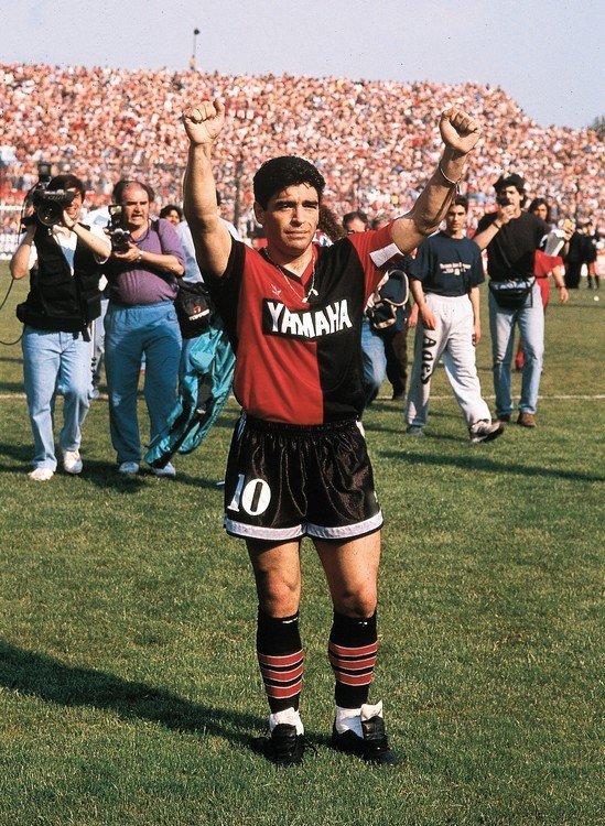 马拉多纳在纽厄尔老男孩队效力.1994年世界杯马拉多纳药检呈阳性.