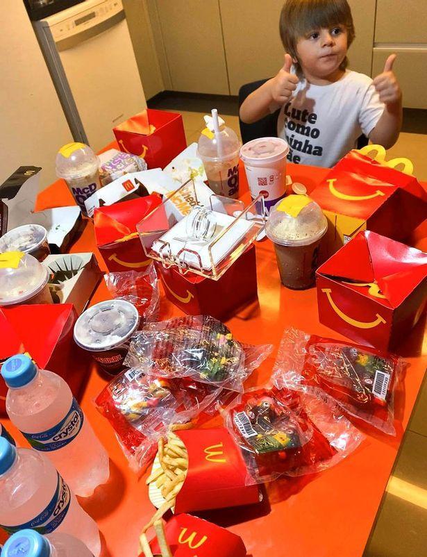 巴西4岁男童偷拿妈妈手机订38份麦当劳面对一桌美食竖起大拇指