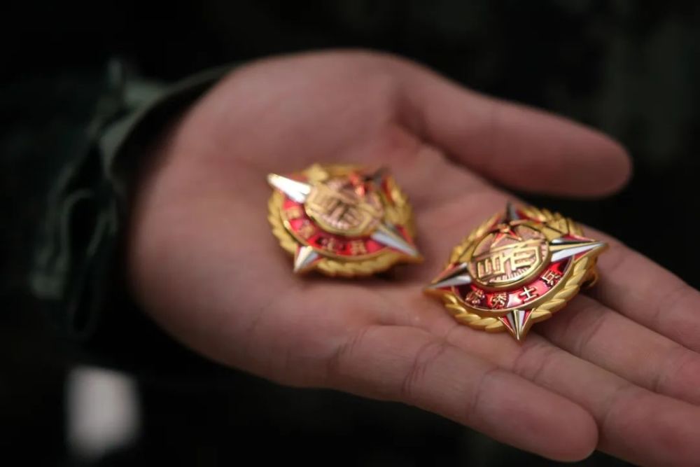 先睹为快全军首次颁发的新奖章亮相