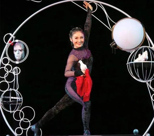 魔术丝巾变鸽子看着玄妙实际有了这个道具也不难学