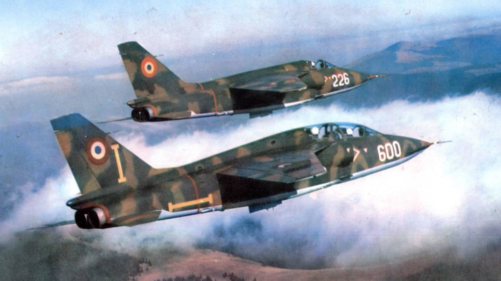 塞尔维亚首位攻击机女飞行员英姿飒爽驾驶本国造战机一飞冲天