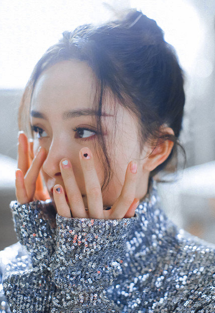 杨幂戴钻石口罩出镜瞬间吸引全网关注如武林女侠一般