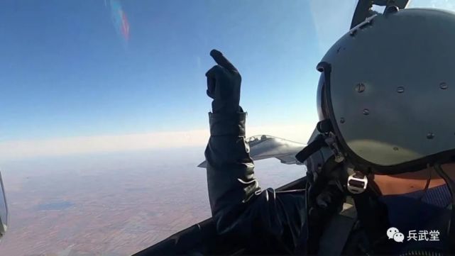 歼16双机重叠如一架飞行员手势指挥僚机滚转难怪视力要求高