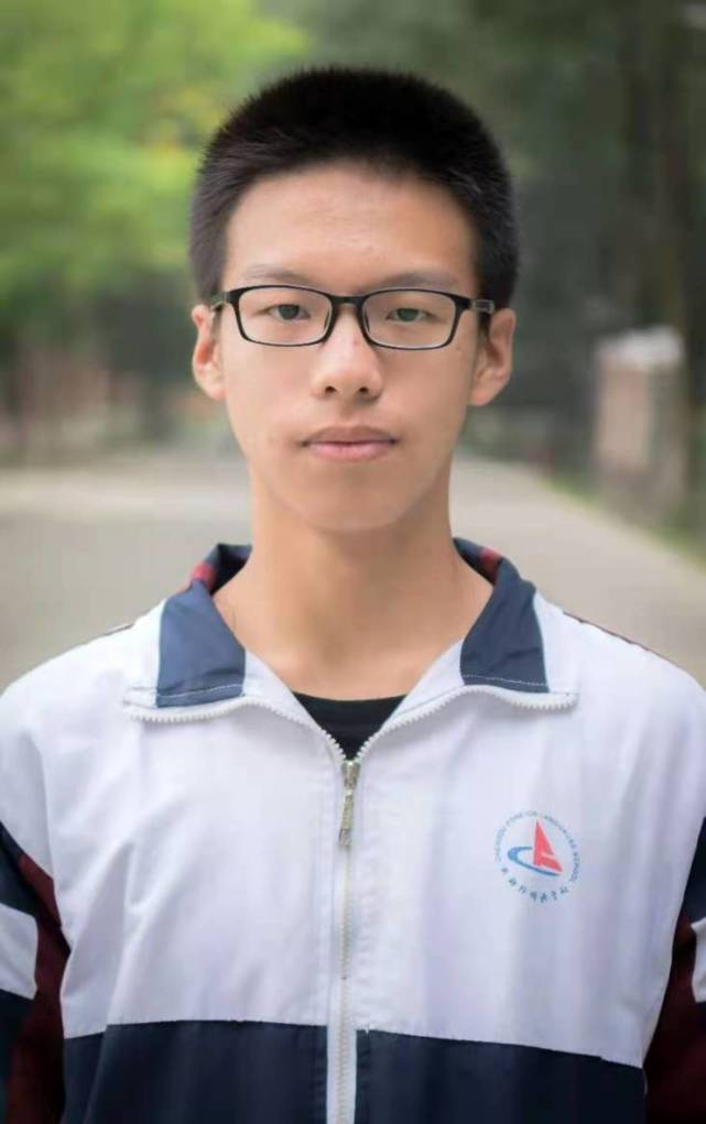 和平常人对理科生的印象不同,李瀚奕很健谈,这个成都男孩跟家人关系