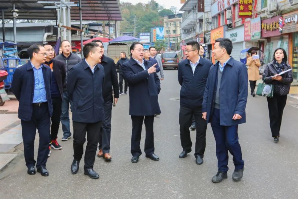 在学校董事长刘学民的陪同下,张果一行就学校扩建新