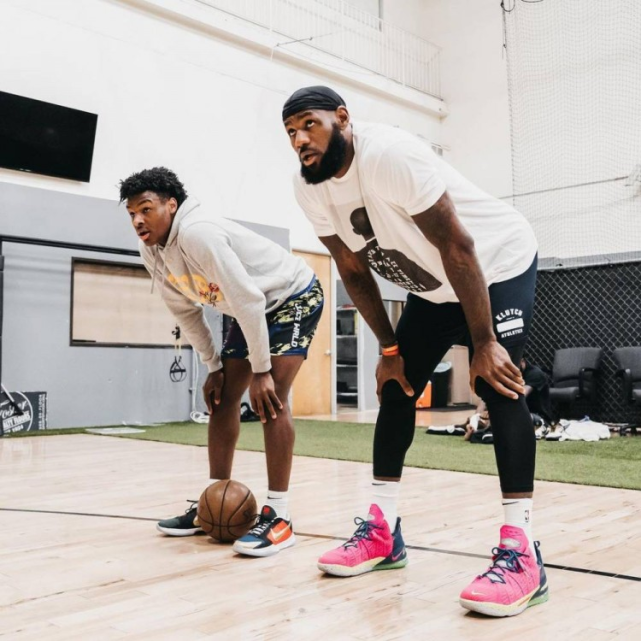 愿望实现詹姆斯晒与布朗尼合练图两人身高相似动作神同步