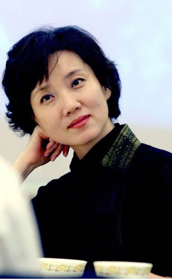 央视主持李修平近照,年近60风韵犹存,膝下无娃成人生遗憾