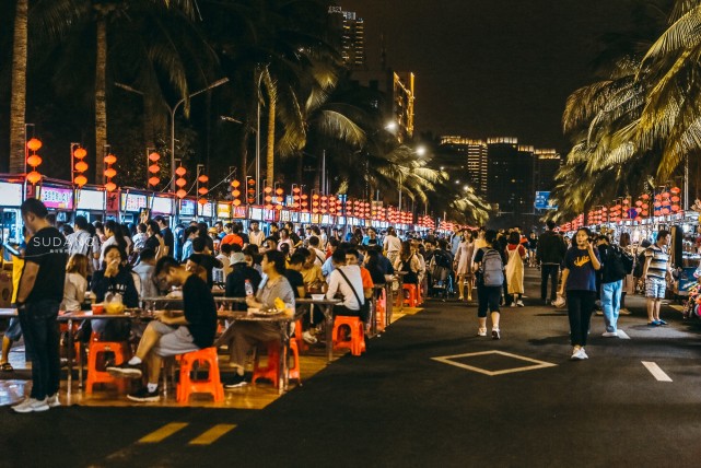 海南的夜市物价怎么样?10块吃饱!游客在海口找到家乡味道