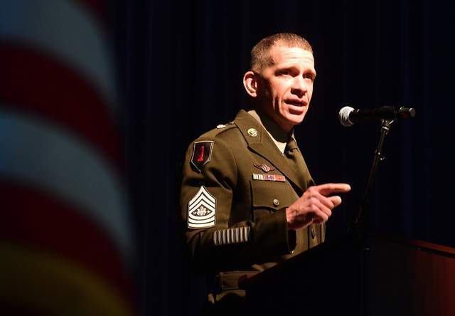 美军的兵王:总军士长和高级士兵顾问,工资很高,是军种领导