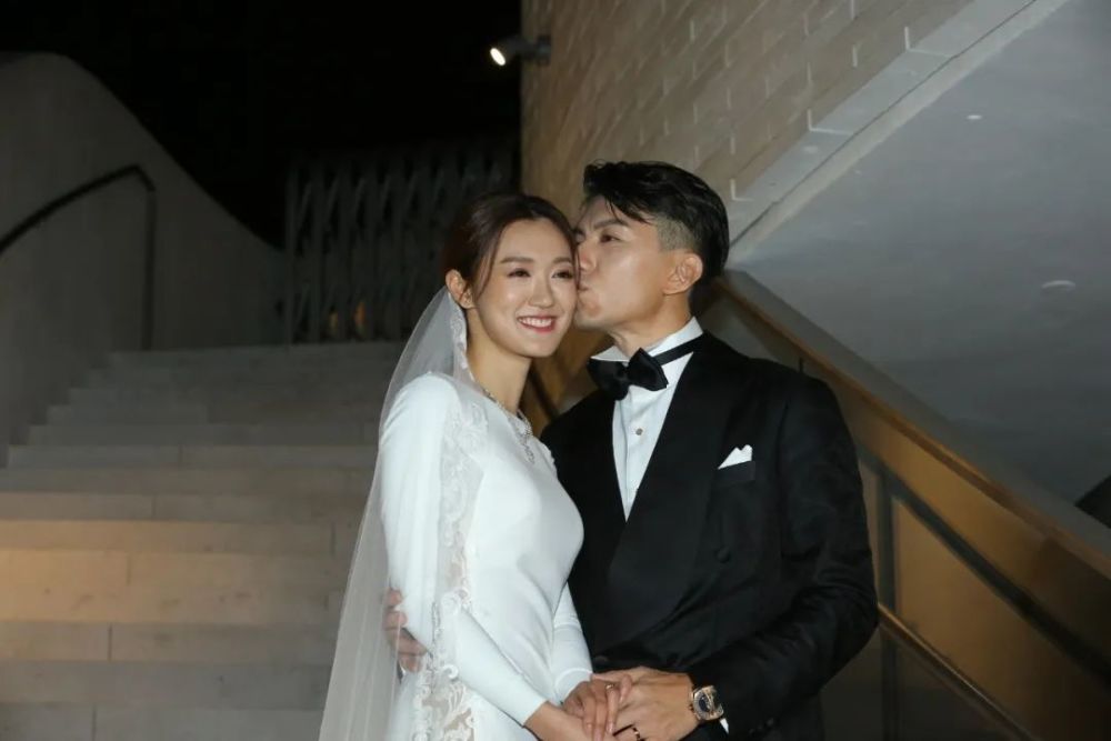 恭喜袁伟豪张宝儿低调秘婚亿万女婿顺利进驻7千万豪宅