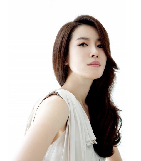 近日韩国演员李泰兰通过instagram分享了自己在录音棚录制节目的照片