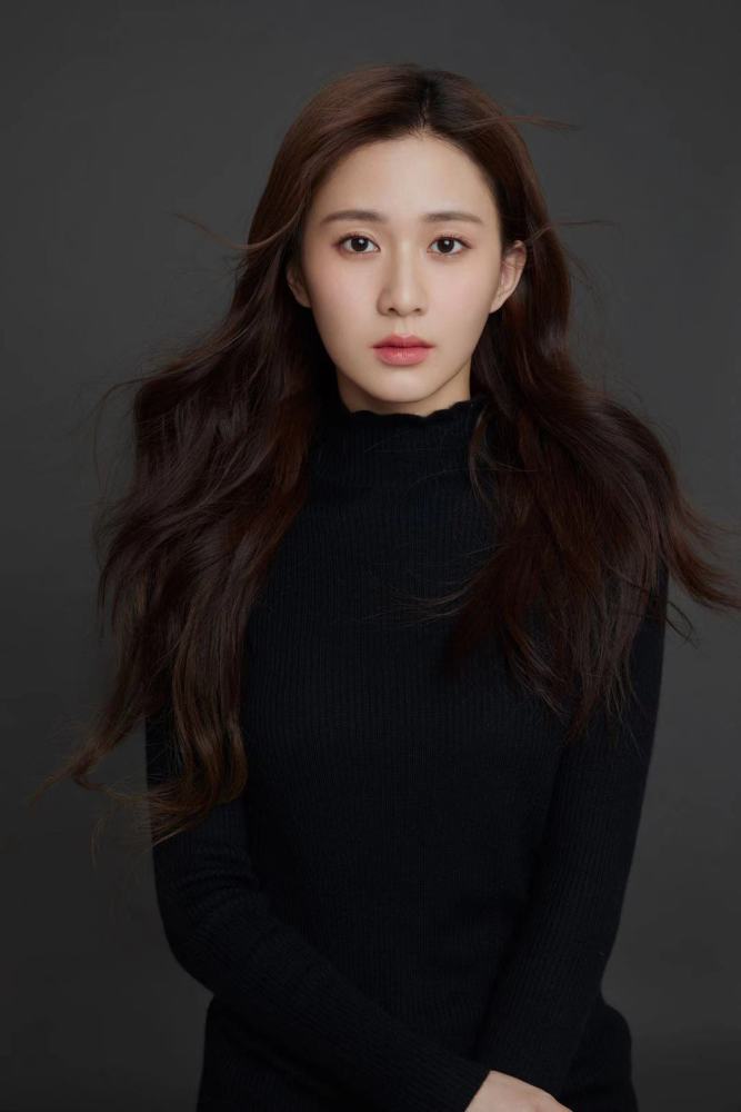 关芯出演的电视剧《鹿鼎记》 沐剑屏小郡主 ;戏外身着素淡典雅,简约