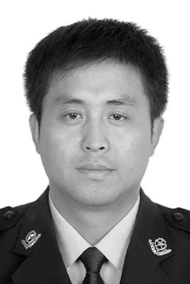 交警侯刚一片真情洒路上