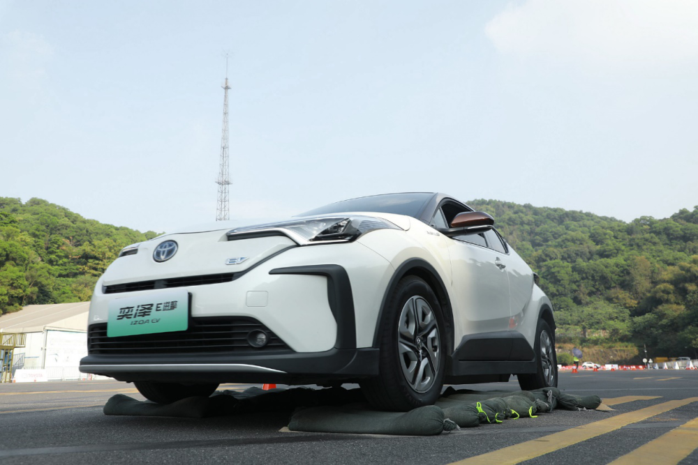 丰田电动车提供有三种驾驶模式,分别是日常驾驶的normal,节能的eco