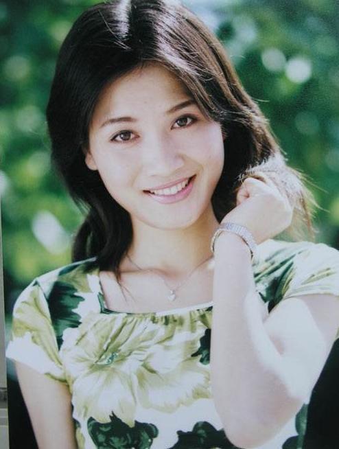 侯勇三婚妻子罕见露面长相甜美似网红两人年龄差20多岁