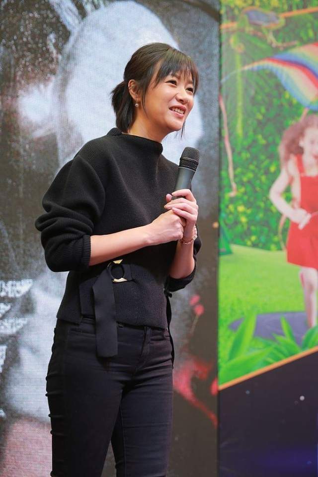 徐静蕾与黄立行穿情侣黑装太惹眼 虽然看着很低调 但却挺幸福的 徐静蕾 黄立行