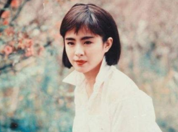 王祖贤小时候长这样?朝天鼻小眼睛像小胖妞,15岁后却仙气十足