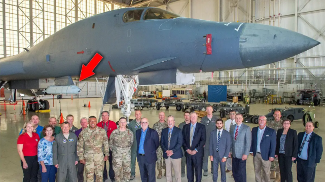 在2019年的活动中展示的外部挂架,挂载着jassm导弹