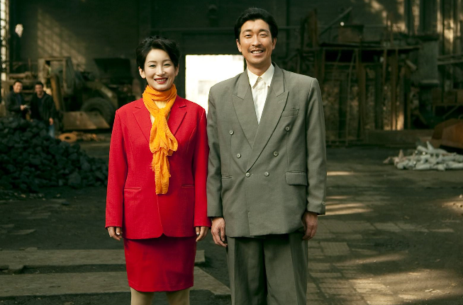 谁知他的妻子嫁给有钱人之后又来争夺女儿的抚养权,父亲为了能够和