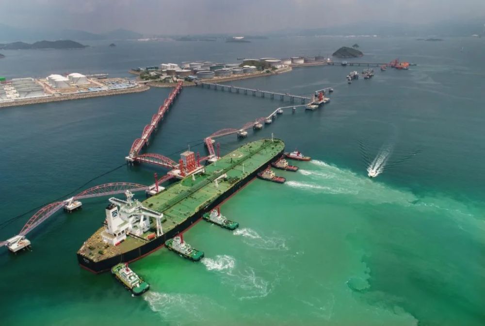 初冬時節,廣東惠州,馬鞭洲港區中海油原油碼頭輸油臂高速運轉,一派